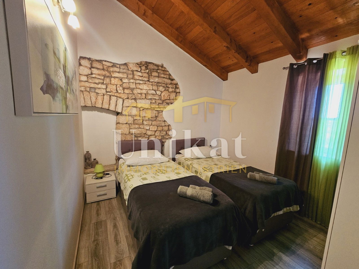 Tenuta con casa in pietra ristrutturata, giardino e piscina